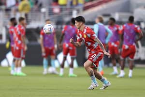 James Rodríguez en calentamiento previo de la Selección Colombia antes de enfrentar a México en amistoso