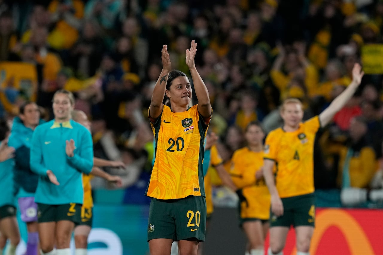 Sam Kerr de Australia aplaude después del partido de fútbol de los octavos de final de la Copa Mundial Femenina entre Australia y Dinamarca en el Estadio Australia en Sydney, Australia, el lunes 7 de agosto de 2023. Australia ganó 2-0. (Foto AP/Mark Baker)