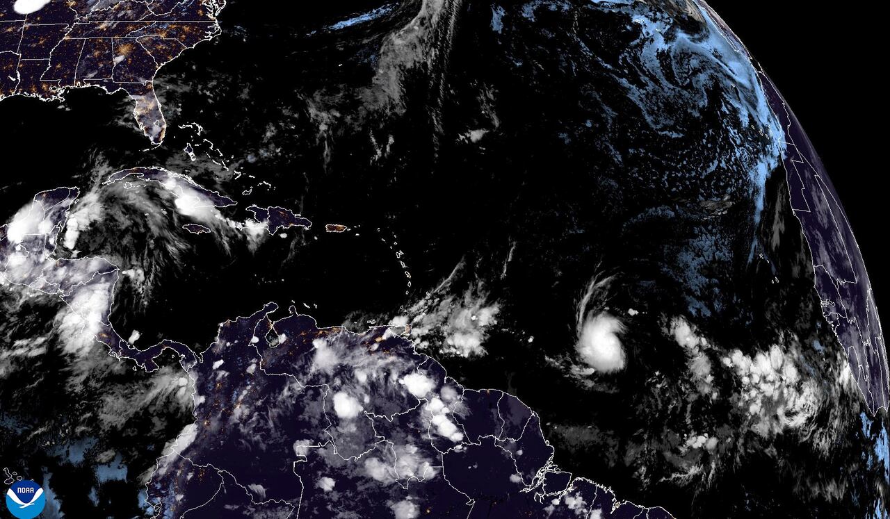 Esta imagen de satélite de la Oficina Nacional de Administración Oceánica y Atmosférica de EEUU tomada el sábado 29 de junio de 2024 a las 3:10am GMT muestra a la tormenta tropical Beryl, en el cuadrante inferior derecho cerca del centro, mientras avanza por el océano Atlántico.