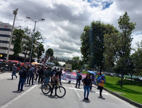 Adelantan protesta frente a la Secretaría de Educación de Bogotá.