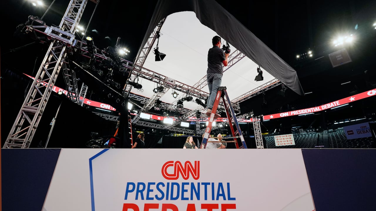 Ben Starett, programador de iluminación de CNN, instala luces en la sala de giro para el debate presidencial entre el presidente Joe Biden y el candidato presidencial republicano, el expresidente Donald Trump, en Atlanta, el miércoles 26 de junio de 2024.