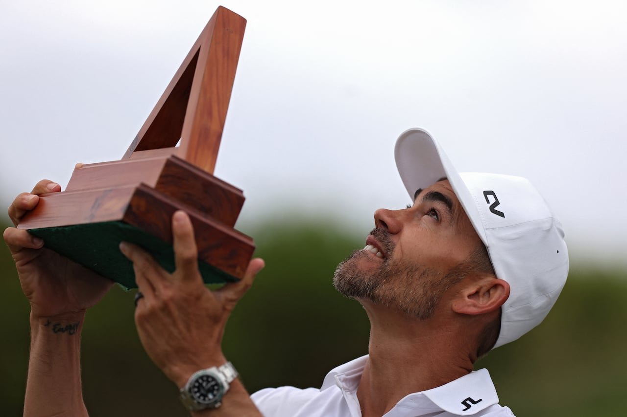SOUTHAMPTON, BERMUDA - NOVEMBER 12: Camilo Villegas of Colombia celebrates looks skyward with the trophy after winning the Butterfield Bermuda Championship at Port Royal Golf Course on November 12, 2023 in Southampton, Bermuda.   Marianna Massey/Getty Images/AFP (Photo by Marianna Massey / GETTY IMAGES NORTH AMERICA / Getty Images via AFP)