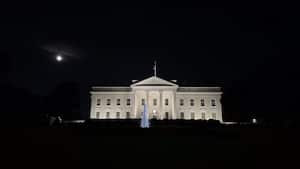 El Servicio Secreto de los Estados Unidos y el Departamento de Bomberos de Washington DC investigan un incidente de seguridad luego de que se encontrara un material peligroso cerca de la Casa Blanca en Washington DC
