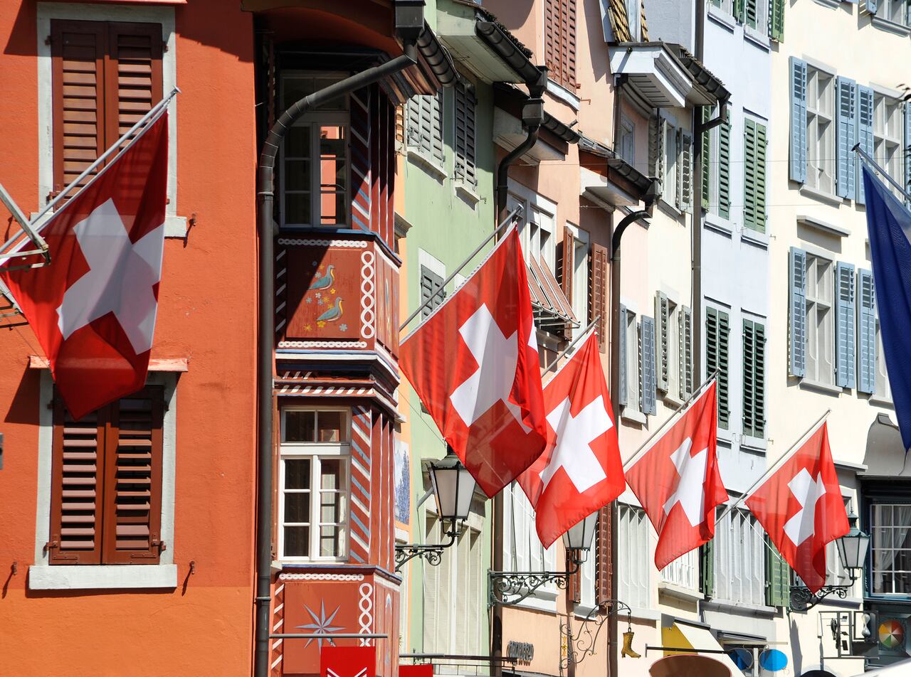 Suiza, conocida por su estabilidad económica y calidad de vida, ofrece a los migrantes la posibilidad de acceder a salarios que representan una mejora significativa en comparación con sus países de origen.