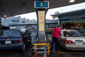Vehículos en cola para abastecerse de gasolina vistos en una estación de Petróleos de Venezuela (PDV) en Caracas.