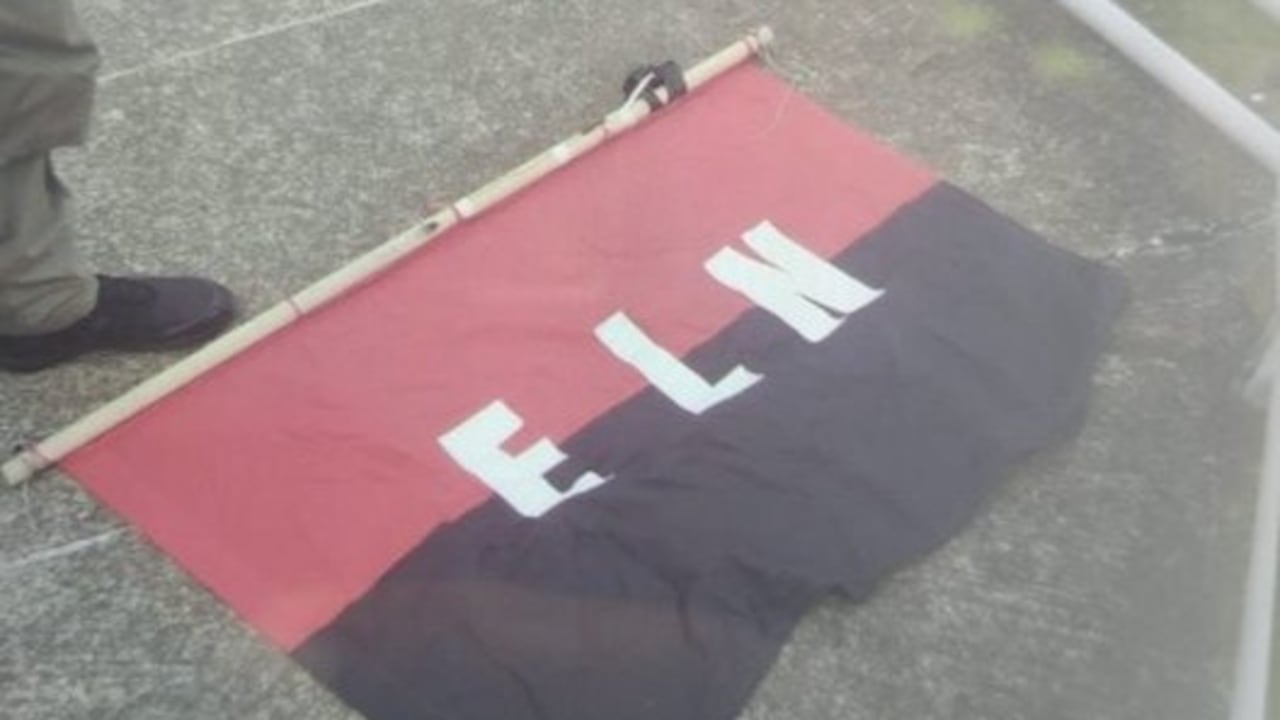 Junto a dicho artefacto había una bandera alusiva a la guerrilla del ELN.