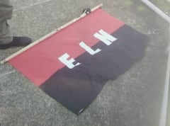 Junto a dicho artefacto había una bandera alusiva a la guerrilla del ELN.