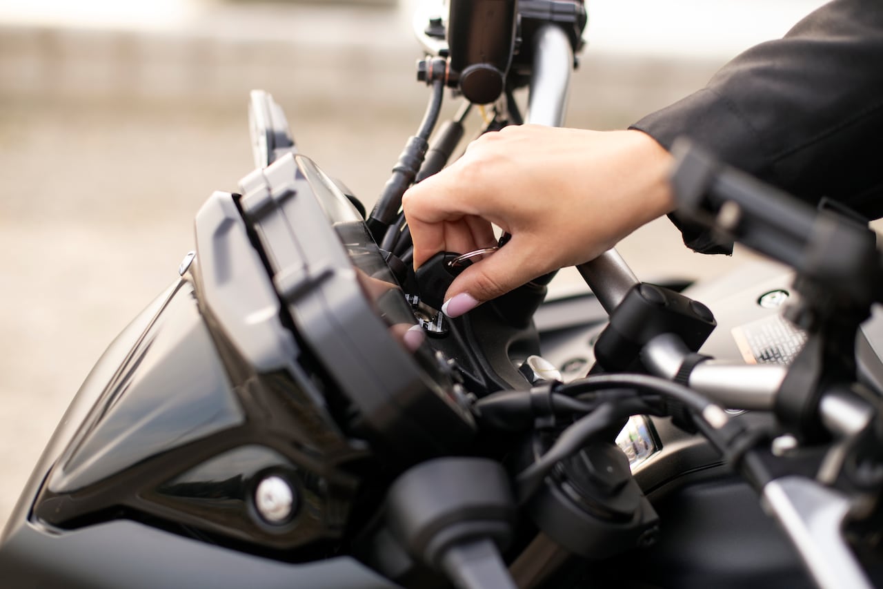 Aunque existe un truco infalible para encender una moto sin las llaves, su uso debe ser limitado a situaciones de emergencia y realizado con sumo cuidado.