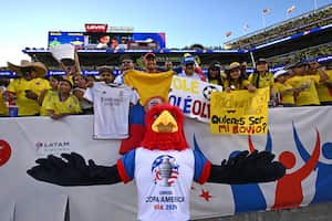 Capitán, la mascota oficial de la Copa América Conmebol 2024, posa con los seguidores de Colombia durante el partido frente a Brasil /Foto: Patrick T. Fallon / AFP)