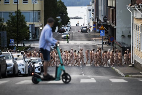 Fotógrafo reunió cerca de mil personas para fotografiarlas en el norte de Finlandia. Foto: AFP