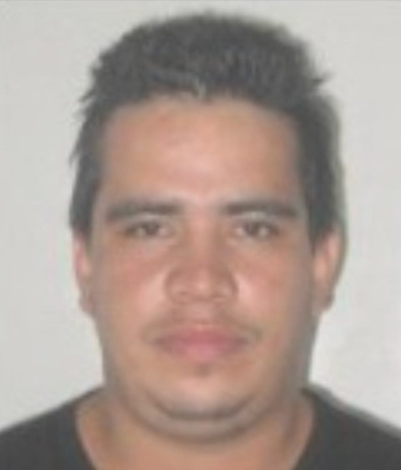 El procesado huyó hacia Venezuela, desde donde fue extraditado el pasado 3 de agosto. A su llegada al aeropuerto El Dorado fue dejado a disposición de funcionarios de Migración Colombia, quienes lo entregaron a servidores del Gaula de la Policía Nacional.