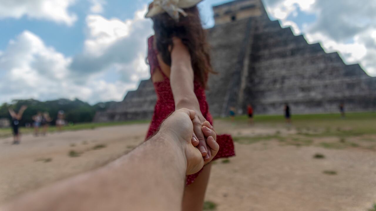 En el contexto de las antiguas costumbres aztecas, se encuentra un ritual profundamente arraigado que busca revitalizar la conexión emocional y la pasión entre las parejas.
