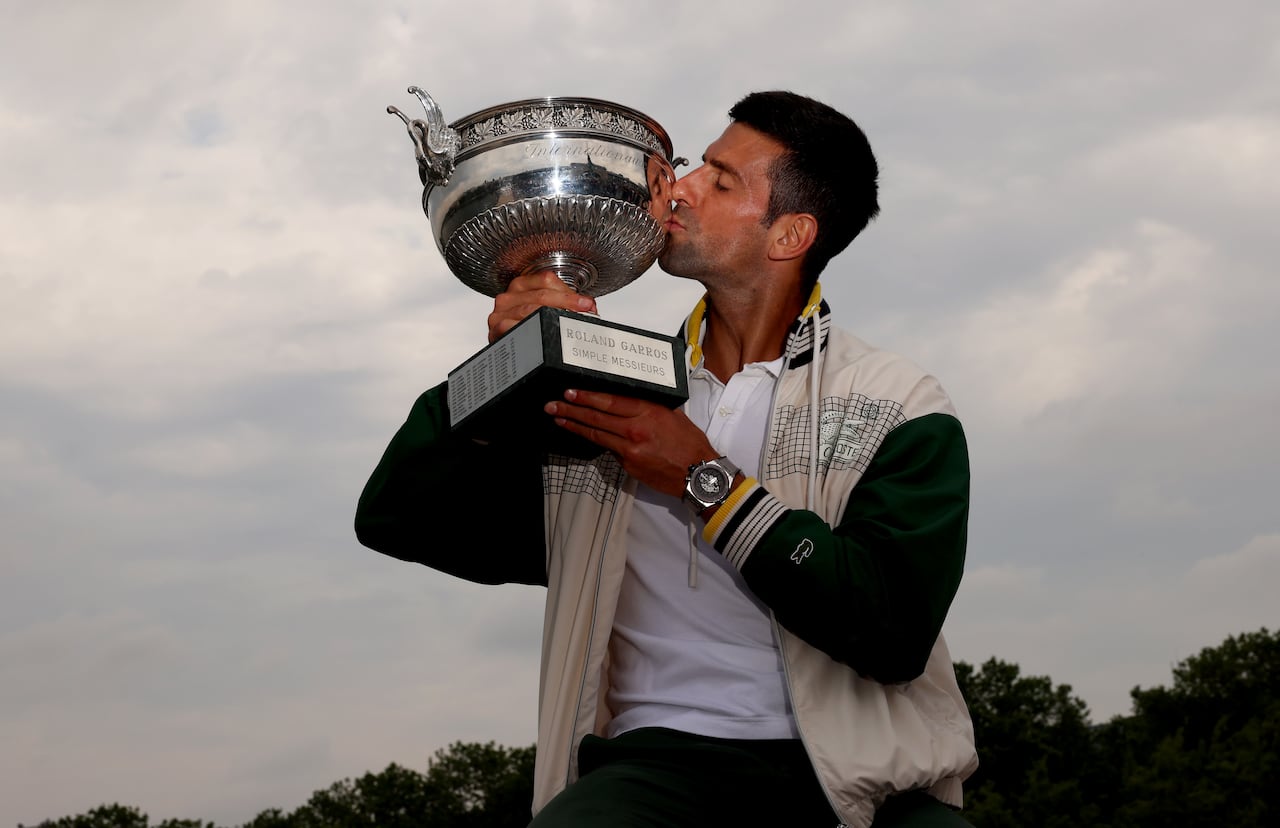 Novak Djokovic con el trofeo de ganador en 2023.