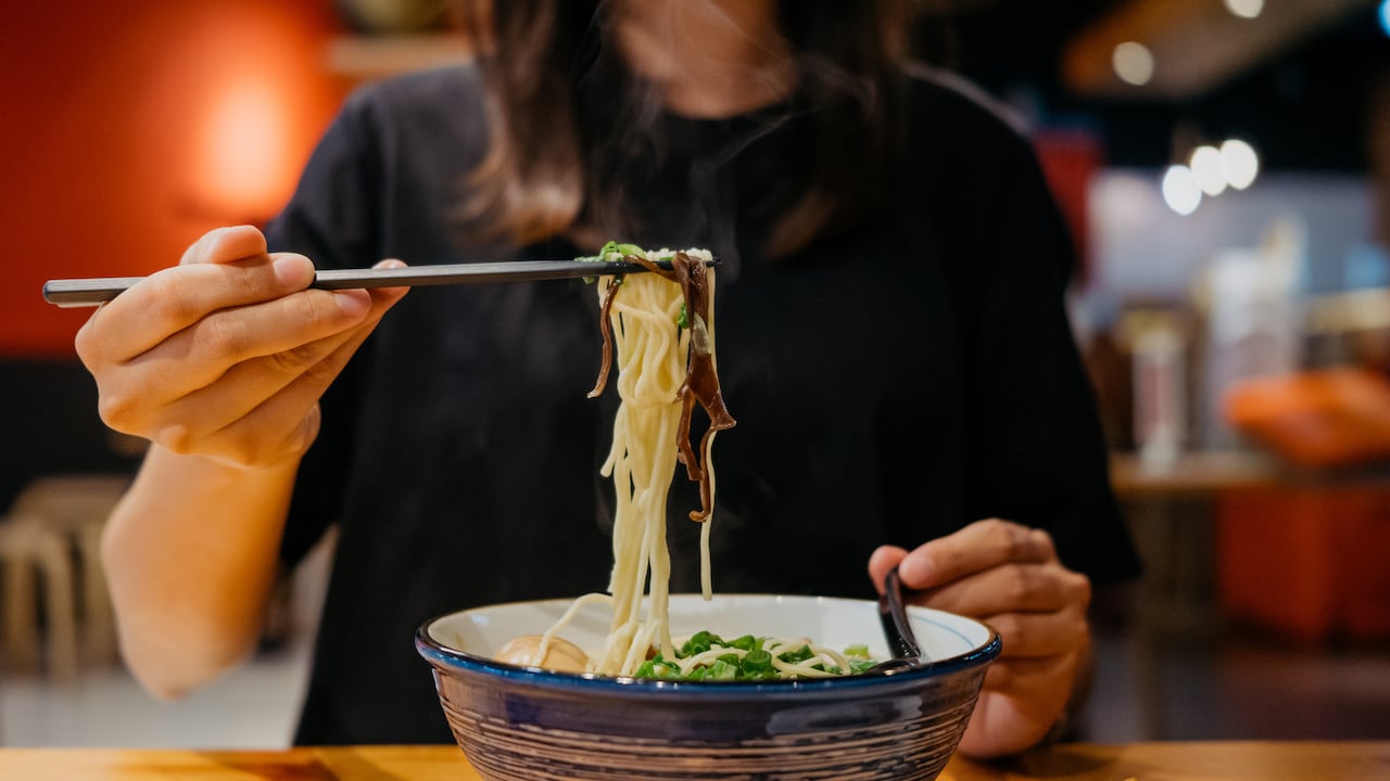 Para aquellos que desean explorar la riqueza de sabores de la gastronomía japonesa sin complicaciones, aprender a hacer un ramen casero se presenta como una opción tentadora.