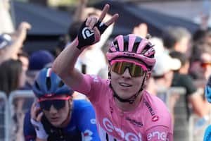 El esloveno Tadej Pogacar, vistiendo la camiseta rosa de líder general, muestra el signo de la victoria después de cruzar la línea de meta de la 21ª y última etapa del Giro D'Italia, carrera ciclista de la vuelta a Italia, en Roma, el domingo 26 de mayo de 2024. ( Foto AP/Andrew Medichini)