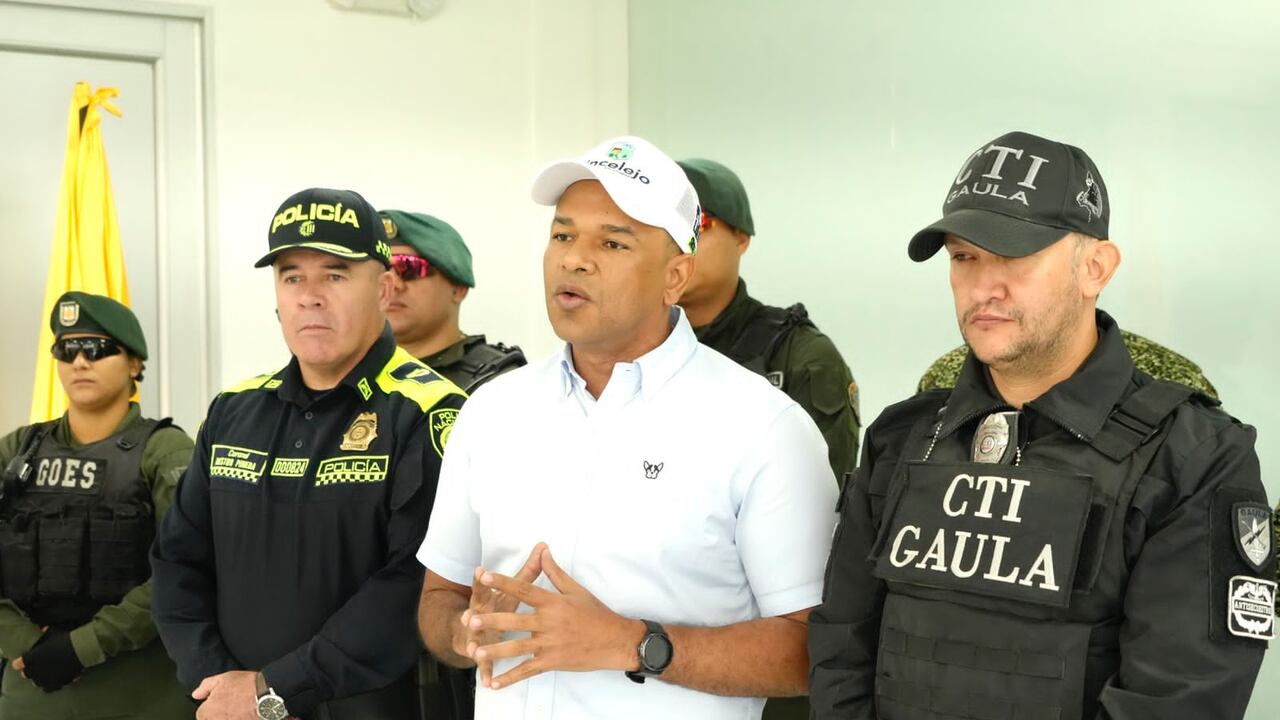 Yahir Acuña acompañado de integrantes de la Policía Nacional.