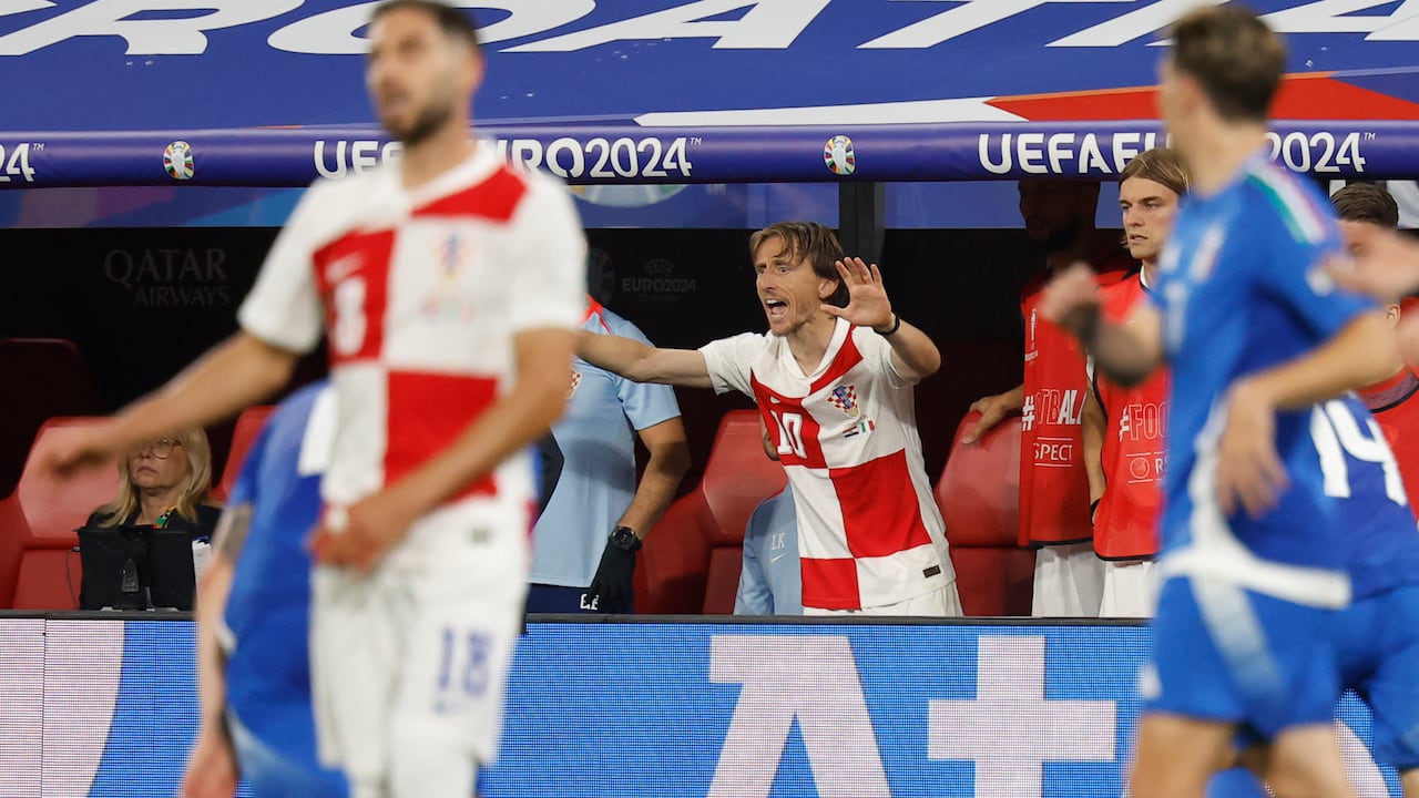 El centrocampista croata #10 Luka Modric (C) y sus compañeros reaccionan en el banquillo durante el partido de fútbol del Grupo B de la UEFA Euro 2024 entre Croacia e Italia en el estadio de Leipzig en Leipzig el 24 de junio de 2024.
