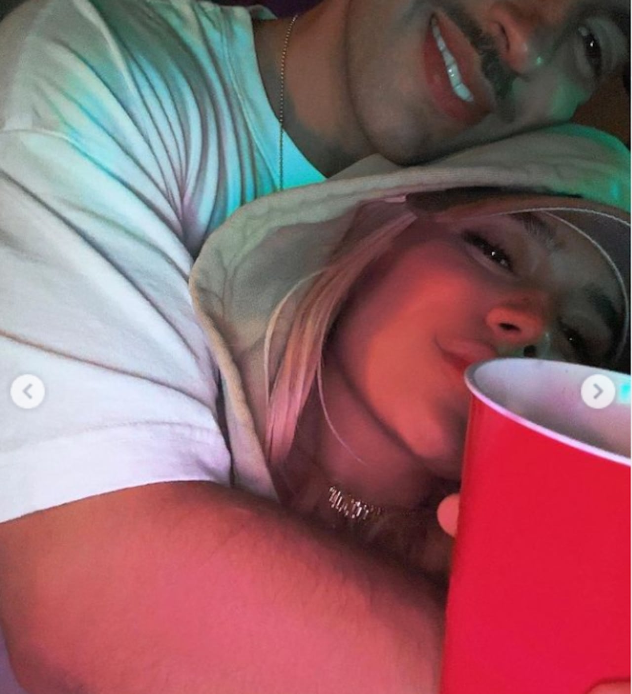 La cantante Karol G publicó una foto junto a su novio Feid con la que reconfirma su relación.