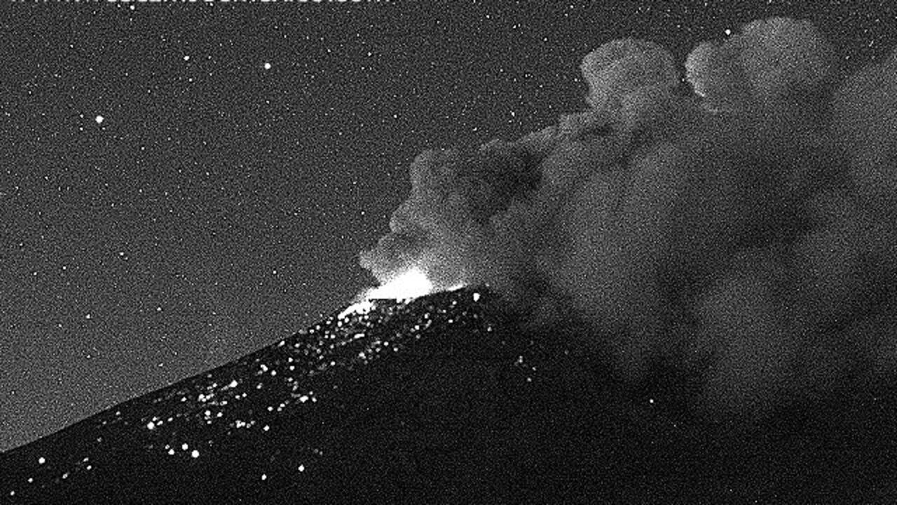 Foto del volcán Popocatépetl poco después del estallido.