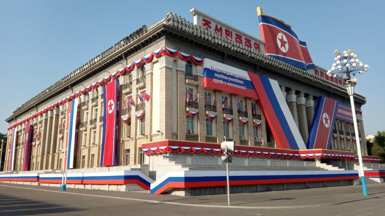 Las calles de la capital de Corea del Norte, Pionyang, fueron decoradas con banderas rusas, retratos de Vladímir Putin y carteles de bienvenida con motivo de la visita del presidente ruso