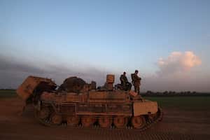 Soldados israelíes a bordo de un vehículo militar en una zona cercana a la frontera entre Israel y Gaza, en el sur de Israel.