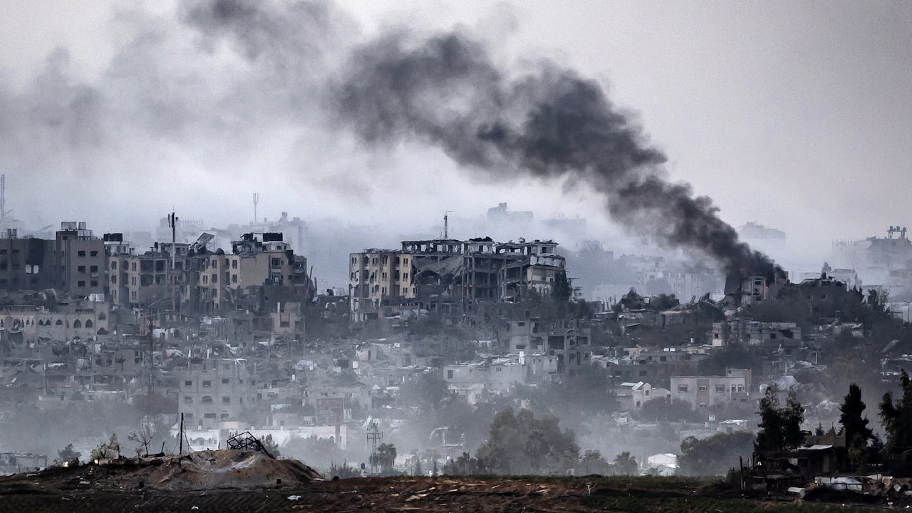 Una fotografía tomada desde la ciudad de Sderot, en el sur de Israel, muestra humo elevándose durante el bombardeo israelí de la Franja de Gaza el 29 de octubre de 2023, en medio de las batallas en curso entre Israel y el movimiento palestino Hamas. (Photo by FADEL SENNA / AFP)