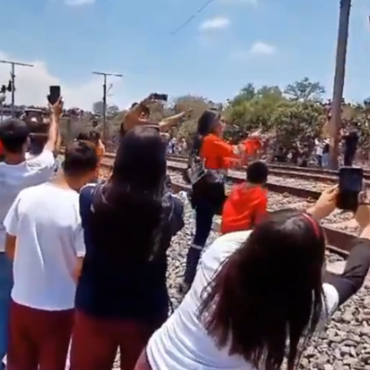 Decenas de personas se reunieron para ver el tren.