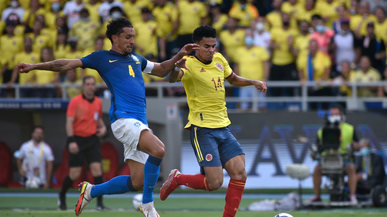 BARRANQUILLA, COLOMBIA - OCTOBER 10: Luis Diaz of Colombia fights for the ball with Marquinhos of Brazil during a match between Colombia and Brazil as part of South American Qualifiers for Qatar 2022 at Estadio Metropolitano on October 10, 2021 in Barranquilla, Colombia. (Photo by Guillermo Legaria/Getty Images)