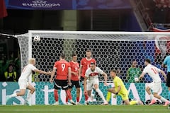 Merih Demiral de Turquía, tercero a la derecha, celebra marcar el primer gol de su equipo contra Austria durante un partido de octavos de final del torneo de fútbol Euro 2024 en Leipzig, Alemania, el martes 2 de julio de 2024. (Foto AP/Thanassis Stavrakis)