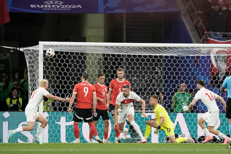 Merih Demiral de Turquía, tercero a la derecha, celebra marcar el primer gol de su equipo contra Austria durante un partido de octavos de final del torneo de fútbol Euro 2024 en Leipzig, Alemania, el martes 2 de julio de 2024. (Foto AP/Thanassis Stavrakis)