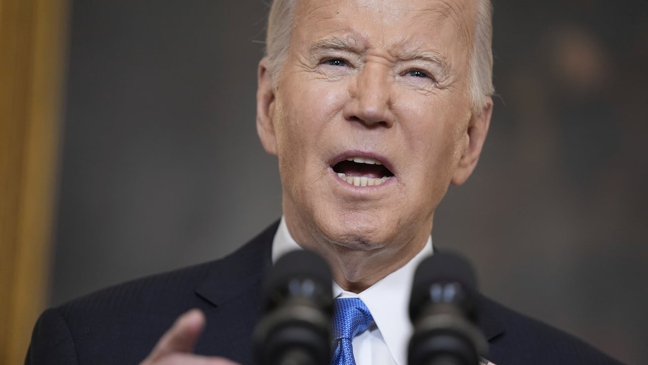 El presidente estadounidense Joe Biden hace declaraciones sobre el paquete de ayuda a Ucrania e Israel que se debate en el Congreso, el martes 13 de febrero de 2024, en la Casa Blanca, Washington.