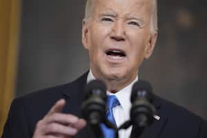 El presidente estadounidense Joe Biden hace declaraciones sobre el paquete de ayuda a Ucrania e Israel que se debate en el Congreso, el martes 13 de febrero de 2024, en la Casa Blanca, Washington. (AP Foto/Evan Vucci)