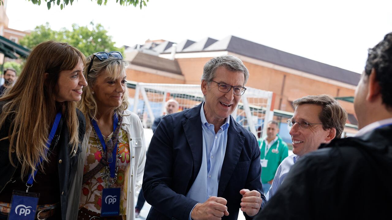 El líder del partido opositor de derecha Partido Popular (PP), Alberto Núñez Feijoo, deposita su voto para las elecciones al Parlamento Europeo en un colegio electoral en Madrid.