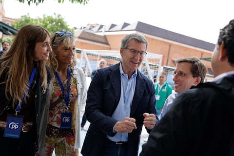 El líder del partido opositor de derecha Partido Popular (PP), Alberto Núñez Feijoo, deposita su voto para las elecciones al Parlamento Europeo en un colegio electoral en Madrid.