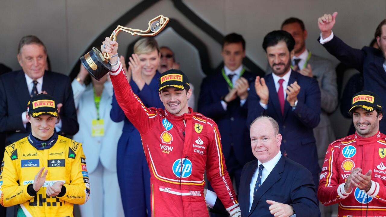 El piloto de Ferrari Charles Leclerc de Mónaco celebra en el podio después de ganar la carrera del Gran Premio de Mónaco de Fórmula Uno en el autódromo de Mónaco, en Mónaco, el domingo 26 de mayo de 2024. (Foto AP/Luca Bruno)
