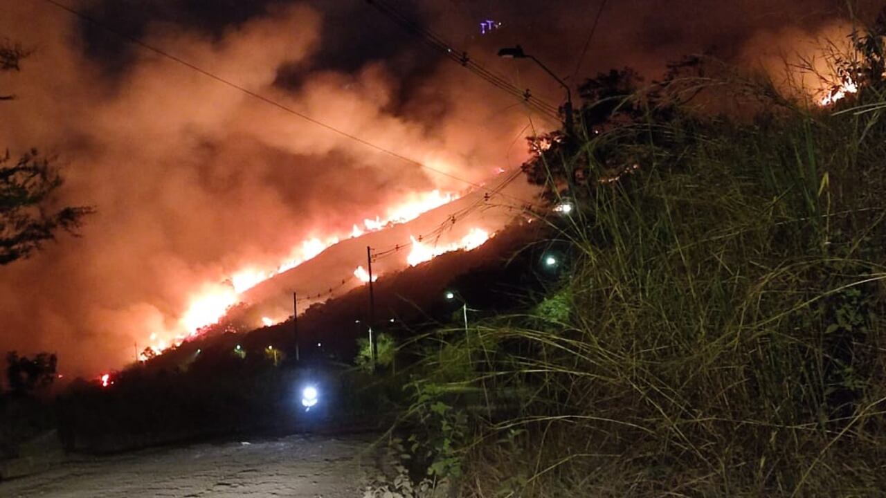 Van cinco hectáreas afectadas y las llamas van en dirección a la vía. Foto: José Luis Guzmán/El País