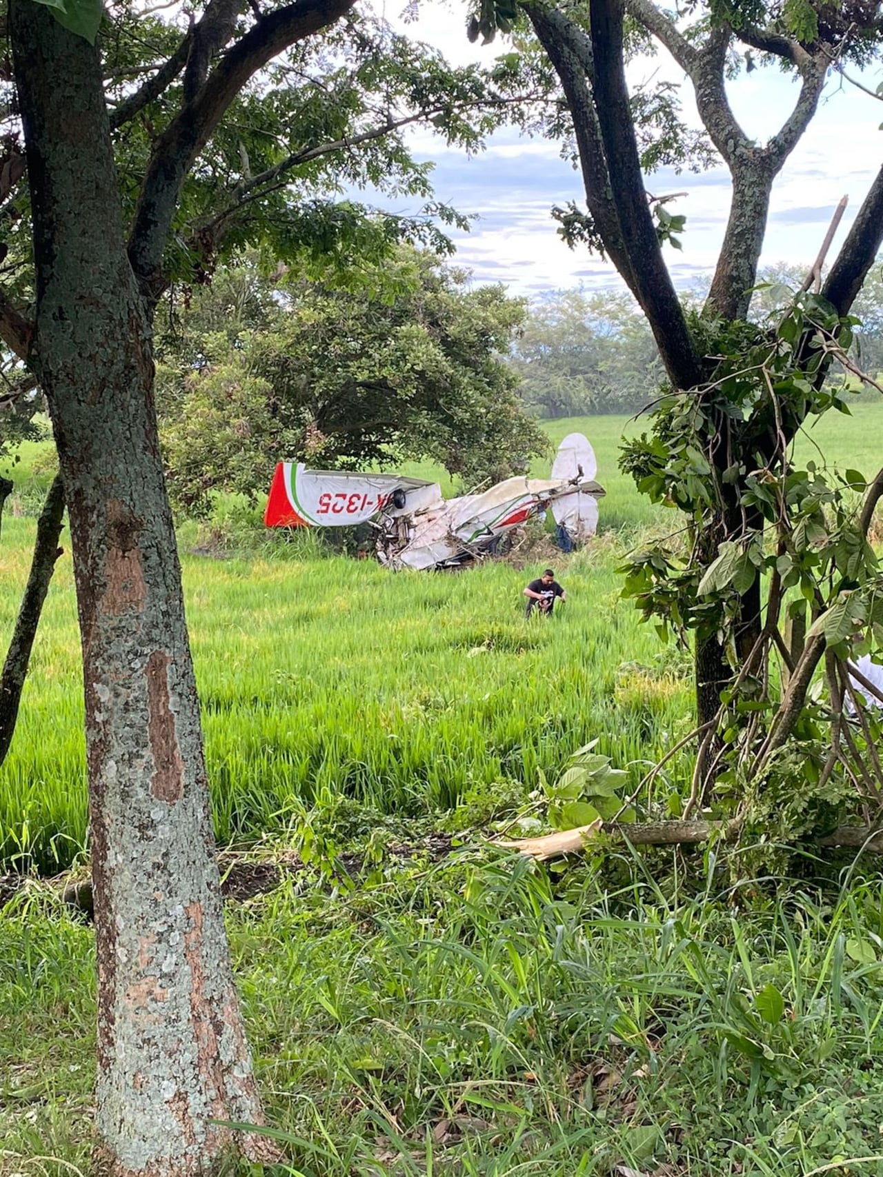 El piloto resultó lesionado, por fortuna no hubo víctimas fatales.