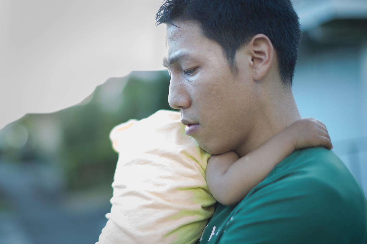 Explore el lado menos conocido de la paternidad: Los efectos de la depresión postparto en los hombres.