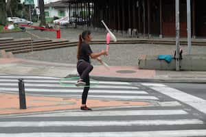 MANIZALES, COLOMBIA - 11 DE ENERO DE 2023: Un artista callejero hace trucos para los autos que esperan detrás del semáforo el 11 de enero de 2023 en Manizales, Colombia. (Foto de Kaveh Kazemi/Getty Images)