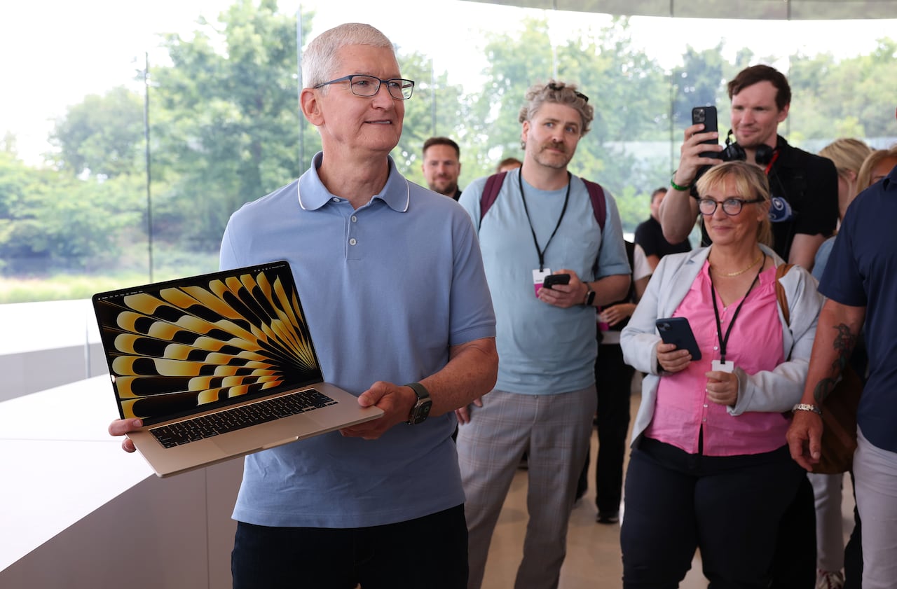 El CEO de Apple, Tim Cook, sostiene el nuevo MacBook Air de 15 pulgadas durante la Conferencia Mundial de Desarrolladores de Apple el 5 de junio de 2023 en Cupertino