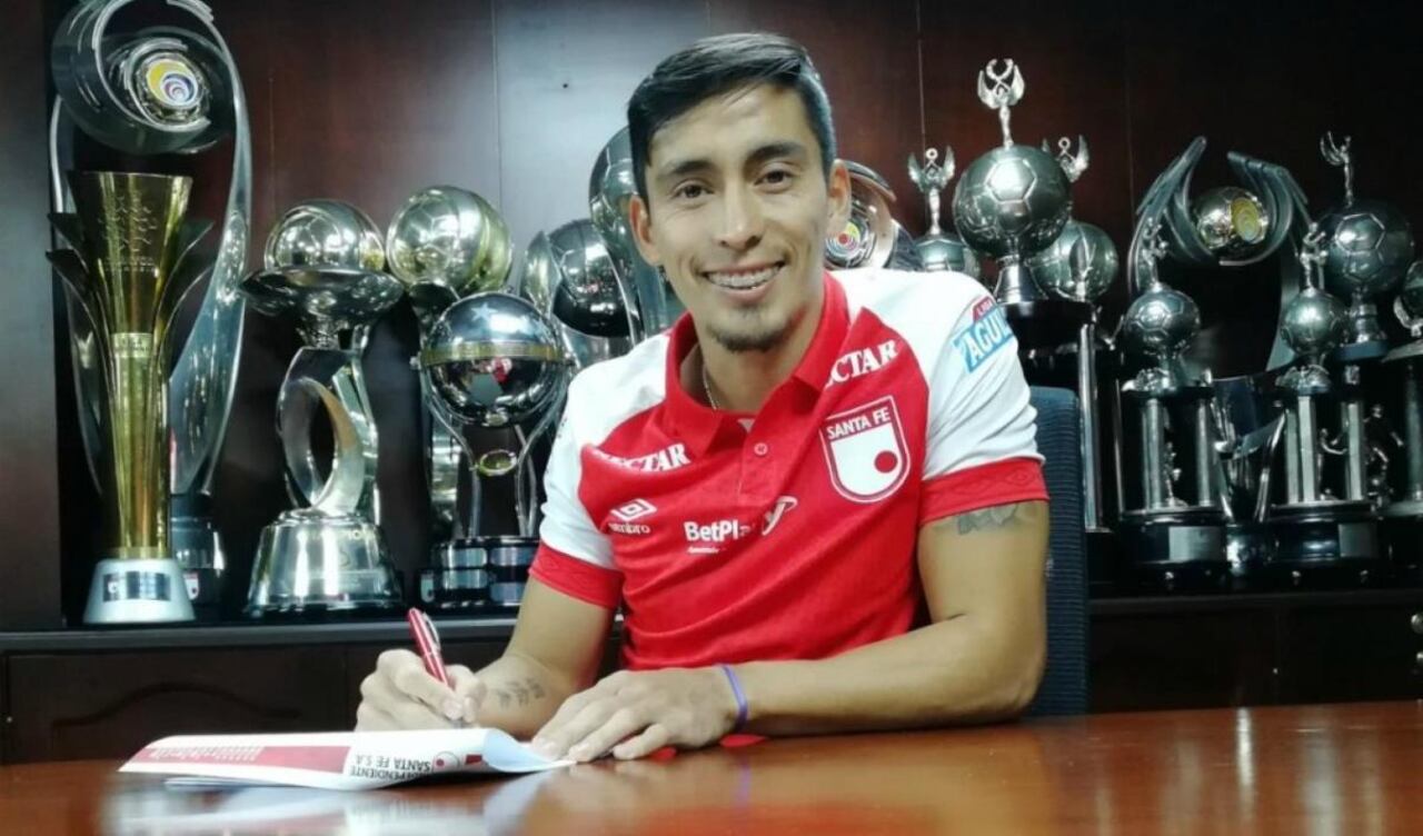 El día que Fabián Sambueza estampó su firma como nuevo jugador de Independiente Santa Fe (2019).