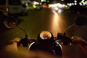 Aventura nocturna: 6 tips para una conducción segura en moto