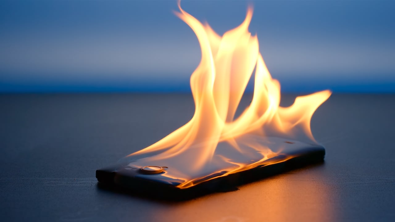 La presencia de un olor a quemado en su dispositivo móvil exige una respuesta inmediata para prevenir posibles riesgos para su integridad y la del teléfono.
