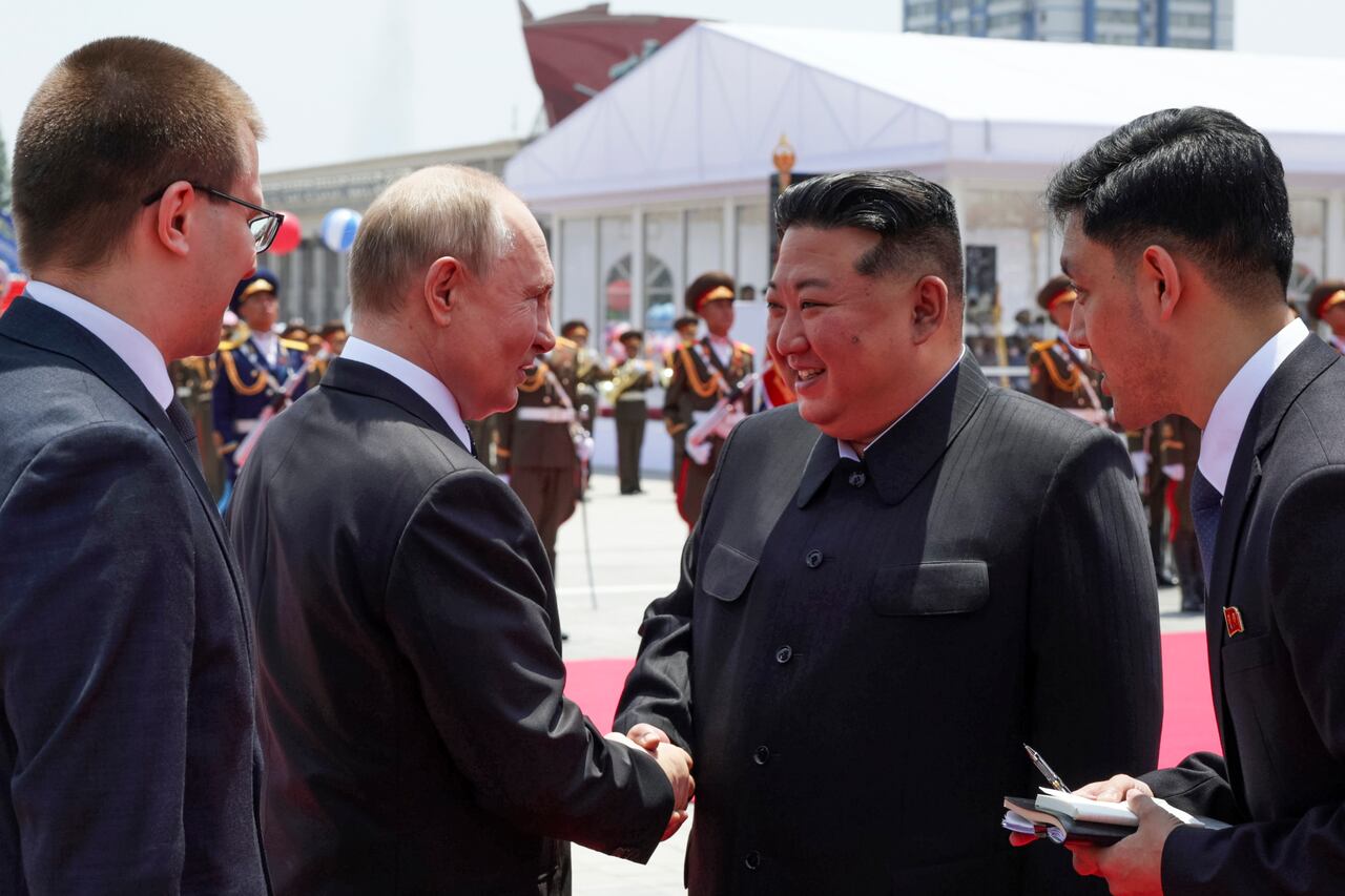 El mandatario ruso había elogiado antes de la reunión los lazos entre los dos países, que se remontan a la lucha del ejército soviético contra el japonés en la península de Corea en los últimos compases de la Segunda Guerra Mundial, y al respaldo que Moscú brindó a Pyongyang durante la Guerra de Corea.