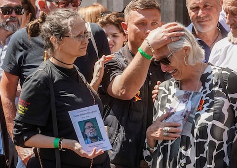 Cressida Haughton y Deborah Dennis, cuyos padres murieron, frente al Central Hall de Westminster en Londres, tras la publicación de una investigación sobre un escándalo de sangre contaminada, el 20 de mayo de 2024. (Jeff Moore/PA via AP)