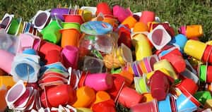 La meta de los países es reducir de forma significativa a 2030 el uso de vasos, pitillos, cubiertos y platos plásticos. Foto: Pixabay. 