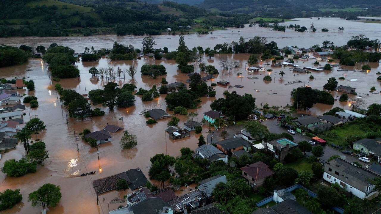 Una vista de drones del área inundada junto al río Taquari durante las fuertes lluvias en la ciudad de Encantado en Rio Grande do Sul, Brasil, 1 de mayo de 2024.