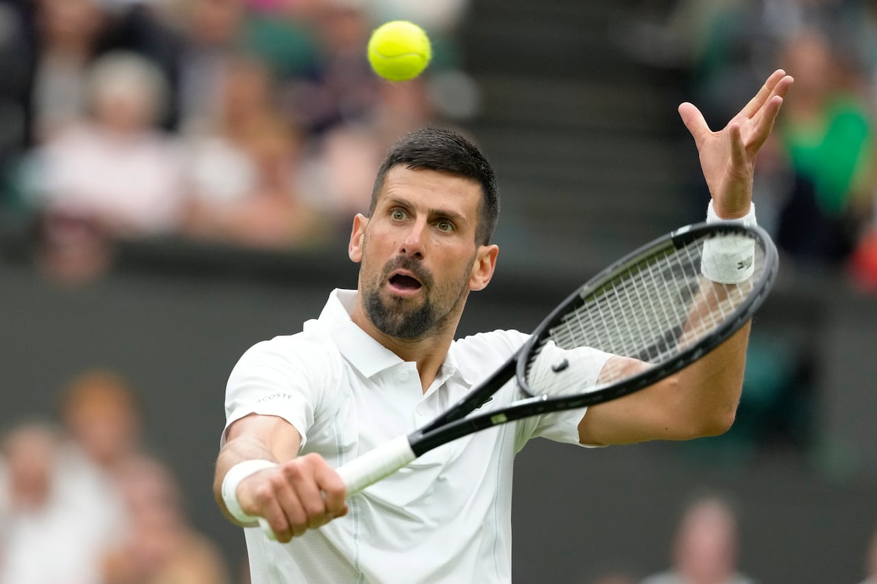 El serbio Novak Djokovic juega un revés ante Vit Kopriva de la República Checa durante su partido de primera ronda en el campeonato de tenis de Wimbledon en Londres, el martes 2 de julio de 2024. (Foto AP/Kirsty Wigglesworth)