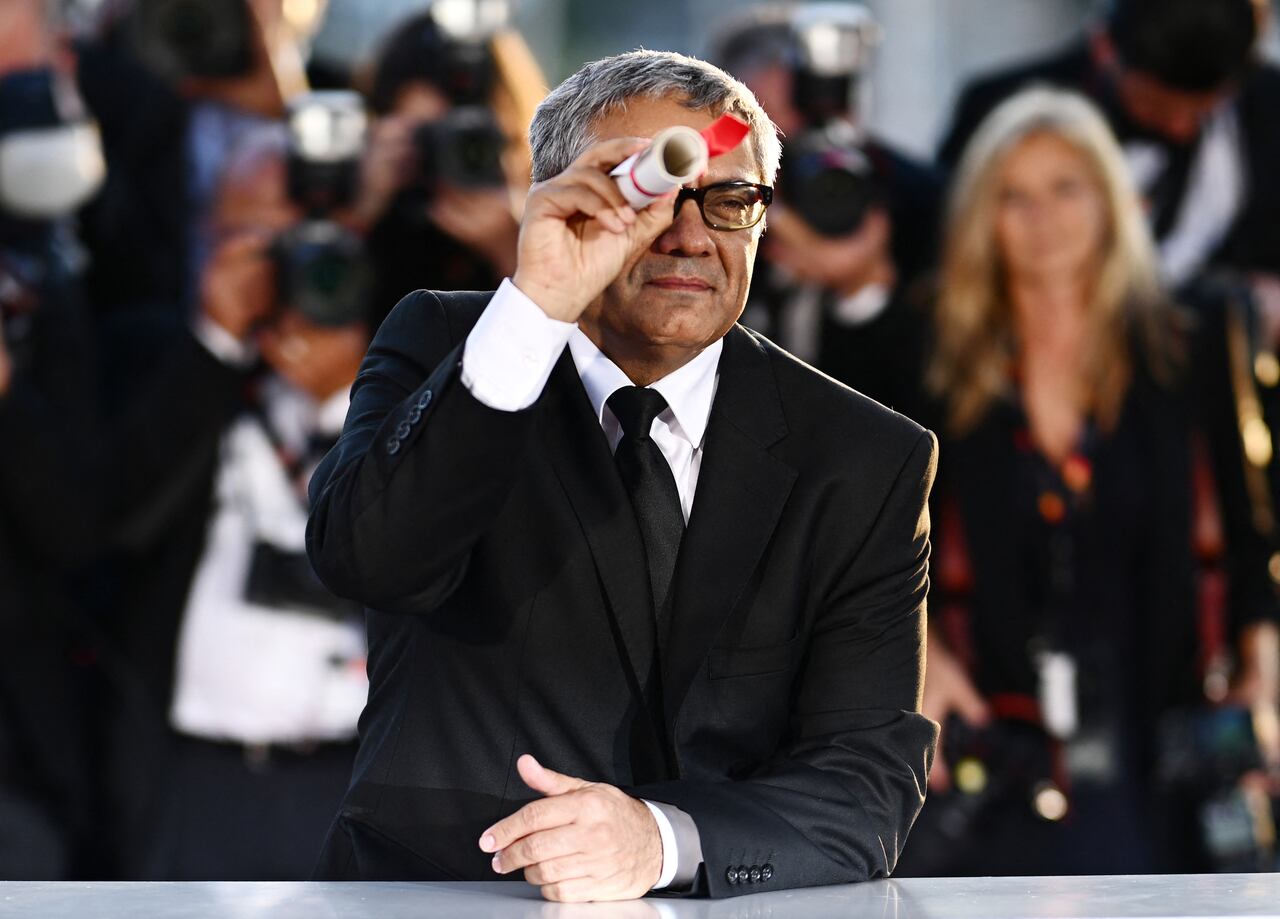 El director y productor iranÃ­ Mohammad Rasoulof posa durante una sesiÃ³n fotogrÃ¡fica despuÃ©s de ganar el Premio Especial del Jurado por la pelÃ­cula "La semilla del higo sagrado" durante la ceremonia de clausura de la 77Âª ediciÃ³n del Festival de Cine de Cannes en Cannes, sur de Francia, en mayo. 25 de septiembre de 2024. (Foto de LOIC VENANCE / AFP)