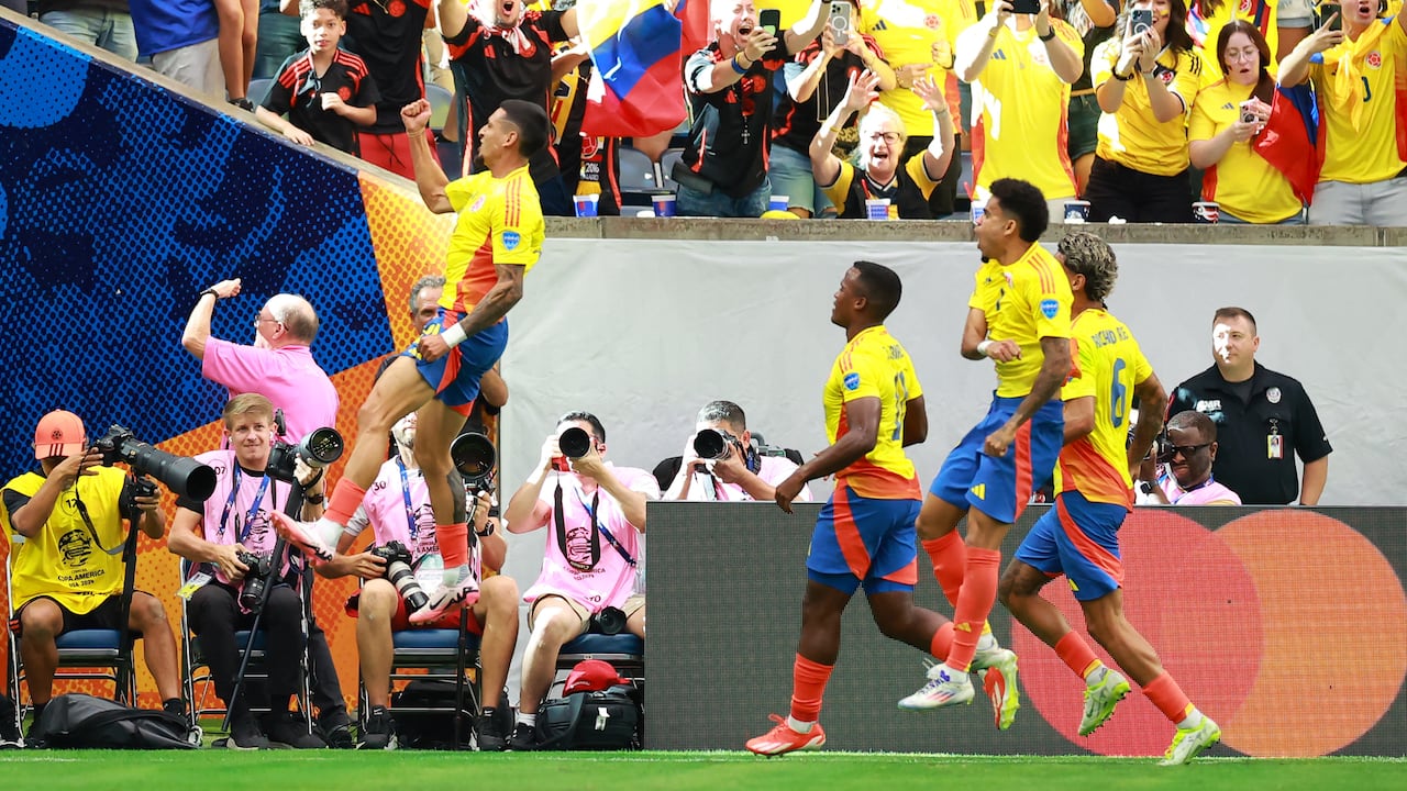 HOUSTON, TEXAS - JUNE 24: Daniel Mu�oz of Colombia celebrates after scoring the team's first goal during the CONMEBOL Copa America 2024 Group D match between Colombia and Paraguay at NRG Stadium on June 24, 2024 in Houston, Texas.   Hector Vivas/Getty Images/AFP (Photo by Hector Vivas / GETTY IMAGES NORTH AMERICA / Getty Images via AFP)